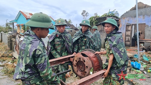 Cán bộ, chiến sĩ LLVT Thừa Thiên Huế giúp dân khắc phục hậu quả bão số 4